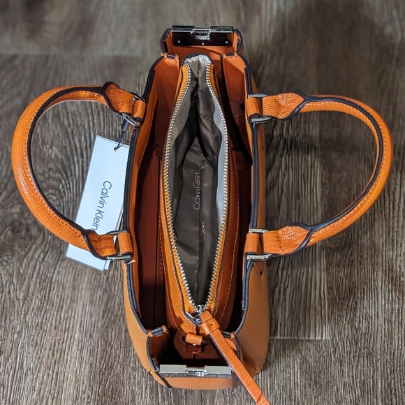 Calvin Klein Rita Crossbody - Flame Orange, NWT π¨ DISCONTINUED!π¨ - Picture 4 of 13
